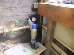 Neuen Rückspülfilter mit Druckminderer in die Trinkwasserleitung montiert.